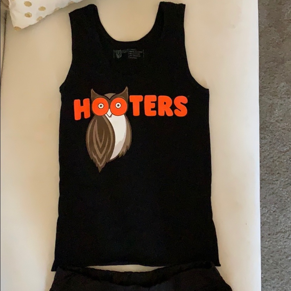 HOOTERS NEW shirts white and black